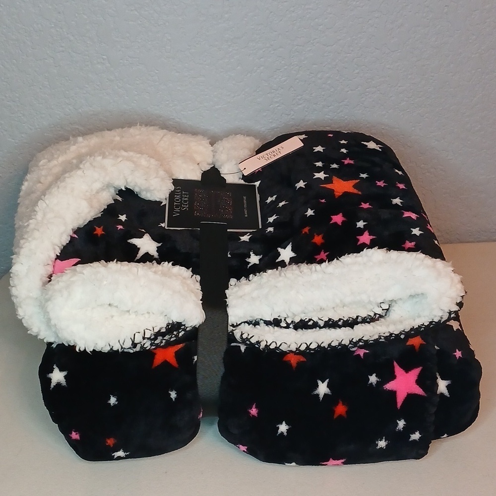 Victoria’s Secret Blanket Fashion Show Sherpa Star Blanket 🆕️ - Picture 4 of 12